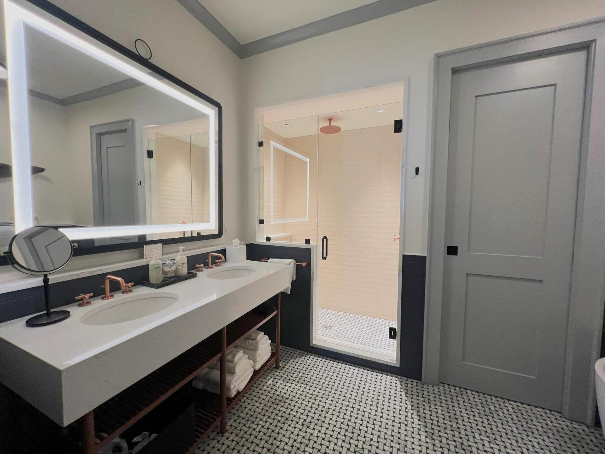 Copper Vine Wine Pub & Inn New Orleans Room photo
